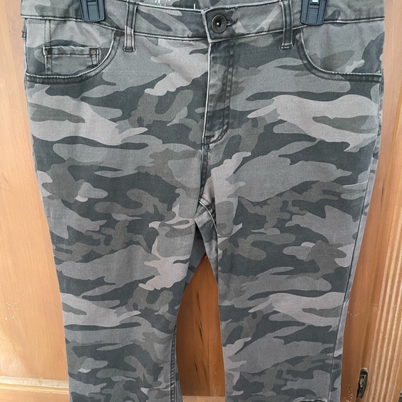 Natural Reflections Camouflage Capris - Picture 1 of 3